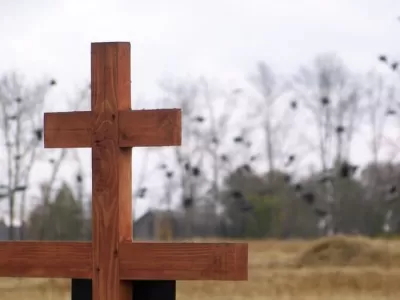 Куда убирать крест после установки памятника и нужно ли убирать?