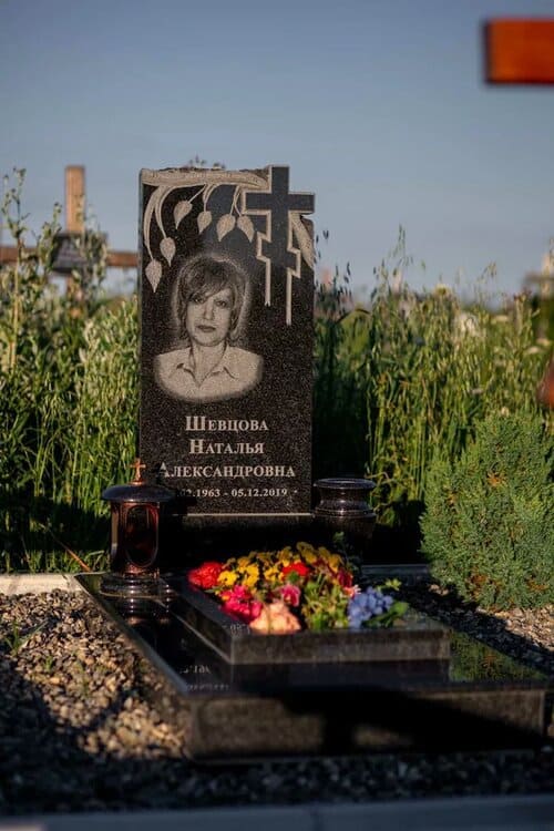 Как избавиться от плесени на памятнике?