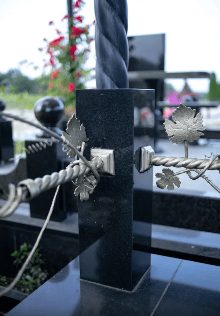 Какими бывают ограды на кладбище?