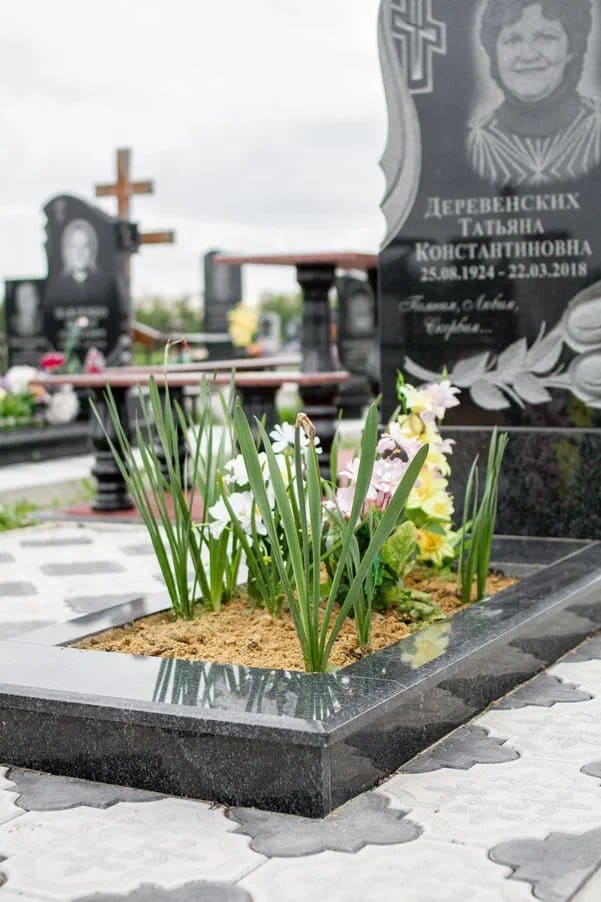 Установка цветника памятника на ритуальные плиты