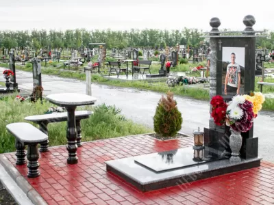 Мемориальный комплекс на кладбище: структура, отличия от одиночных надгробий, этапы проектирования и монтажа