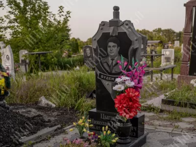 Памятник-стела на могилу военному с барельефом: что это, как делают, цена, технологии, сроки, примеры