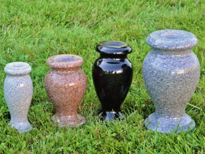 Каменные вазы для цветов на могилу: модели и уход за ними