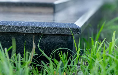 Как убрать траву на кладбище навсегда?