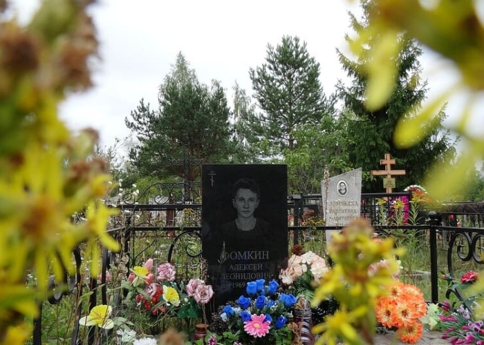 Как найти могилу на кладбище человека по имени и фамилии?
