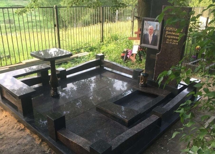Какой памятник на могилу выбрать творческому, великому и оригинальному человеку