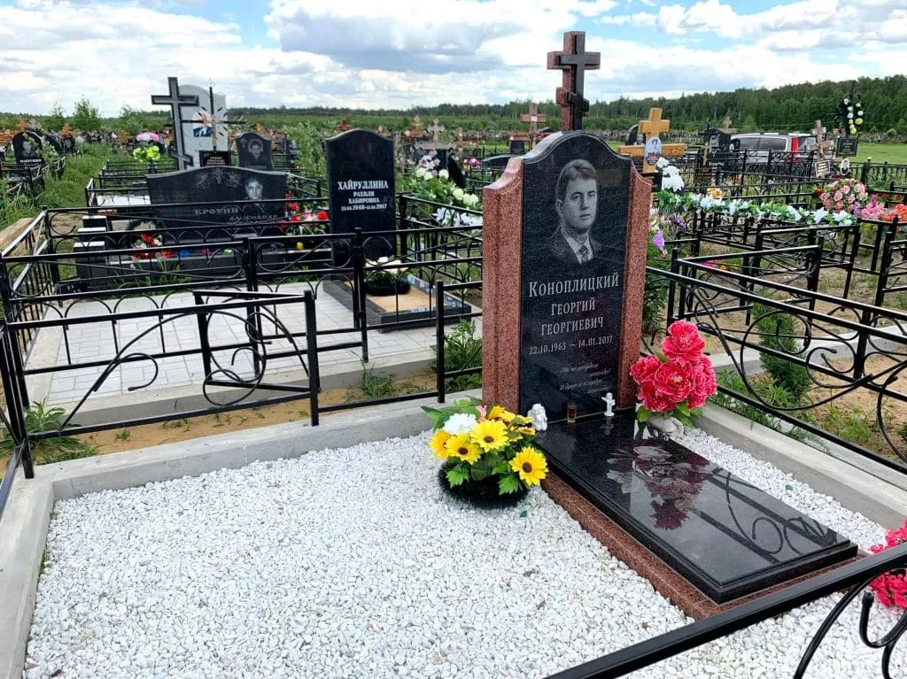 Обелиск, сеть мастерских по изготовлению памятников на улице Декабристов в Екате