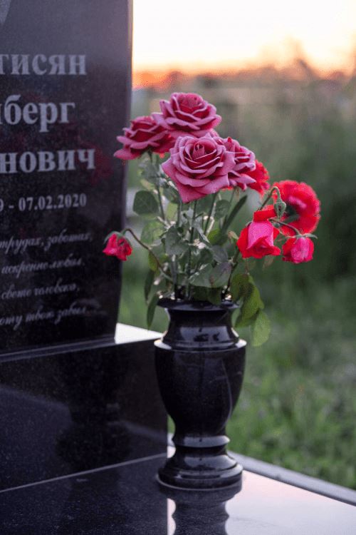 искусственные цветы розы на могиле