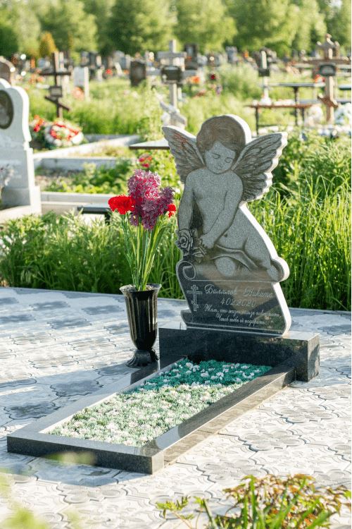 памятник ангел с живыми цветами