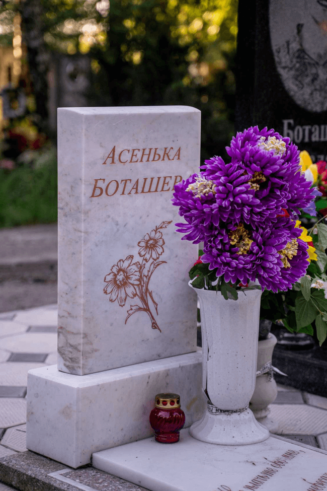 белые памятники